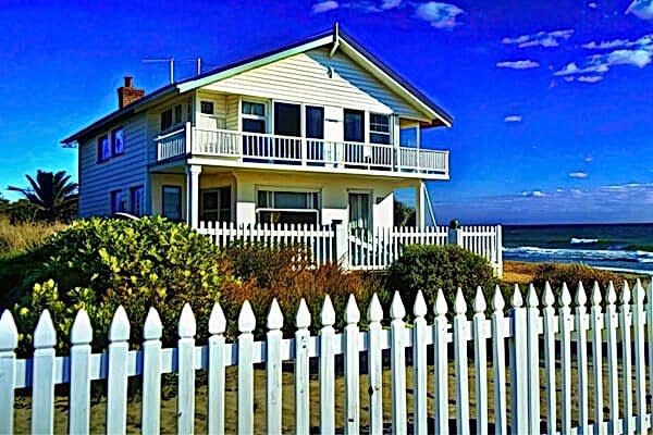 This image shows one of our coastal fencing ideas which include coastal fencing, beach fencing and the best fencing for coastal areas