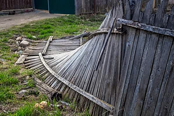 When is the best time of year to mend my fence?