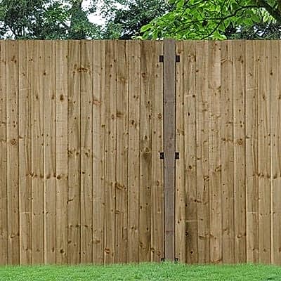a run of fencing on grass - showing an example of setting fence posts without concrete