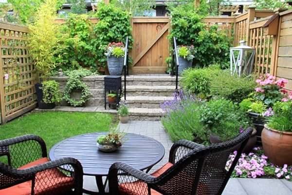 this garden makeover on a budget has been done with affordable garden plants, inexpensive garden fencing and DIY garden planters