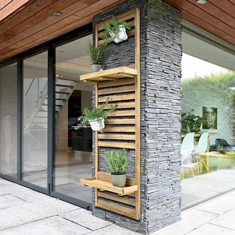 this garden makeover on a budget has been done with affordable garden plants, inexpensive garden fencing and DIY garden planters