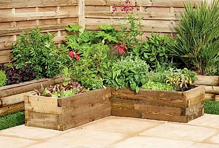 this garden makeover on a budget has been done with affordable garden plants, inexpensive garden fencing and DIY garden planters