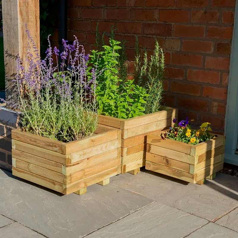 this garden makeover on a budget has been done with affordable garden plants, inexpensive garden fencing and DIY garden planters
