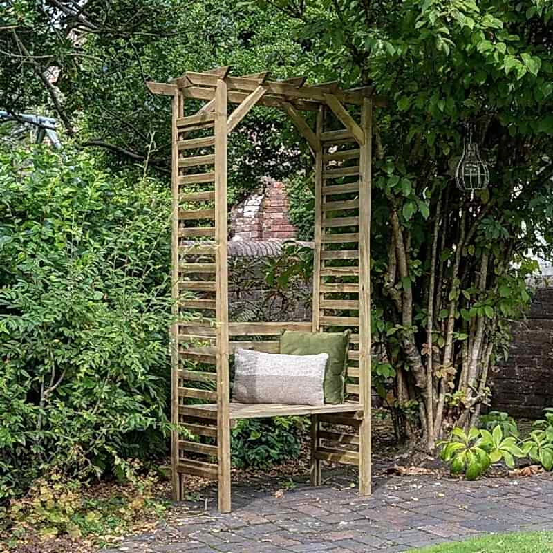 this garden makeover on a budget has been done with affordable garden plants, inexpensive garden fencing and DIY garden planters