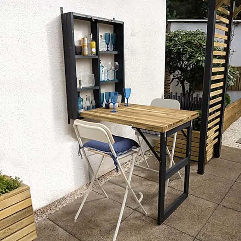 this garden makeover on a budget has been done with affordable garden plants, inexpensive garden fencing and DIY garden planters