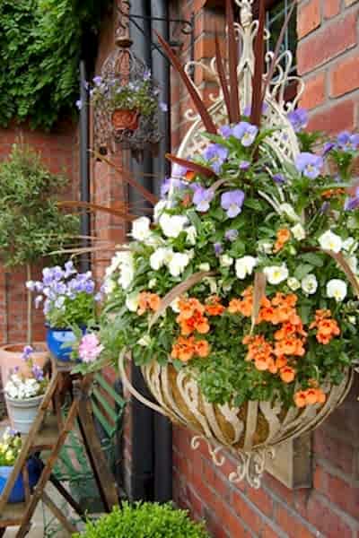 this garden makeover on a budget has been done with affordable garden plants, inexpensive garden fencing and DIY garden planters