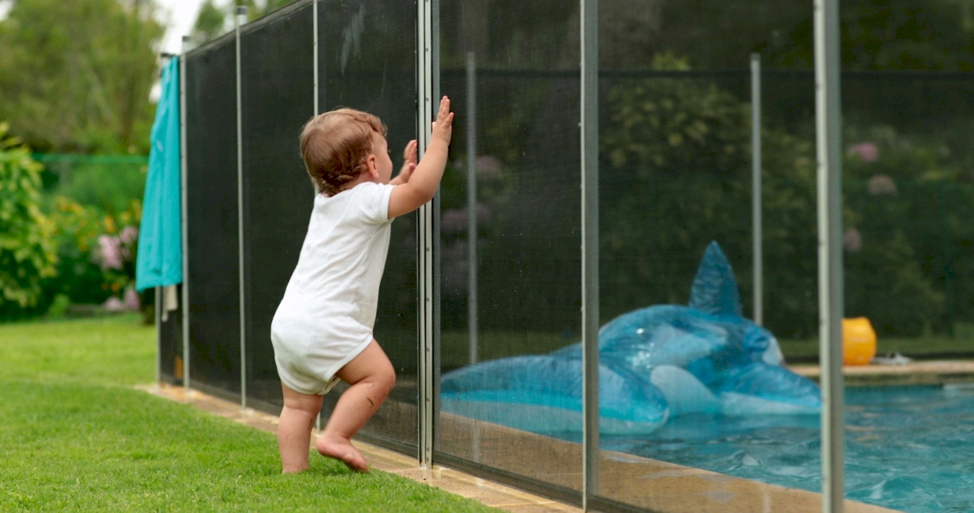 this safety barrier fencing is ideal as a safety fence for garden, pool safety fence or garden safety fence to help increase fence safety